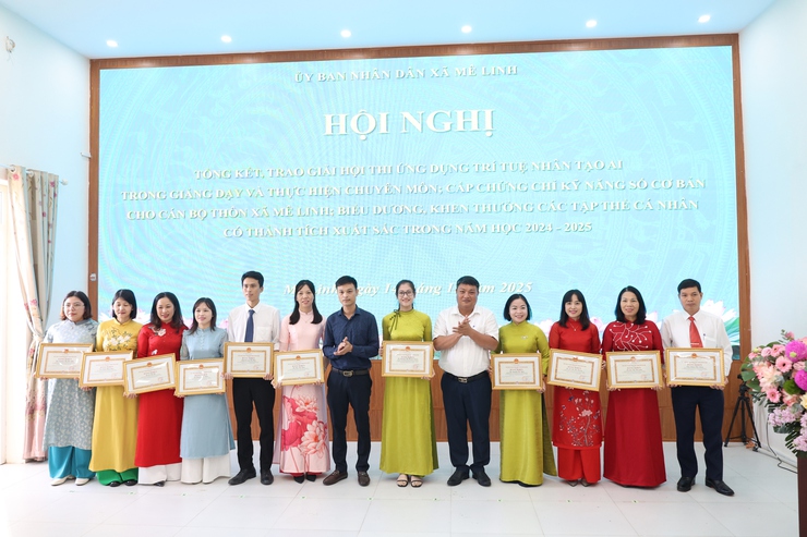 Mê Linh: trao giải Hội thi Ứng dụng trí tuệ Nhân tạo AI trong giảng dạy và thực hiện chuyên môn; Cấp chứng chỉ kỹ năng số cơ bản cho cán bộ- Ảnh 13.