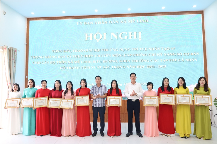 Mê Linh: trao giải Hội thi Ứng dụng trí tuệ Nhân tạo AI trong giảng dạy và thực hiện chuyên môn; Cấp chứng chỉ kỹ năng số cơ bản cho cán bộ- Ảnh 12.