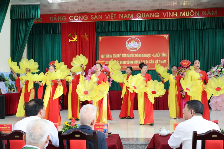 Các đồng chí lãnh đạo xã chung vui Ngày hội Đại đoàn kết toàn dân tộc tại các khu dân cư- Ảnh 2.