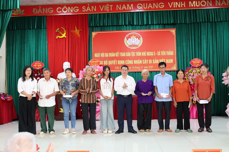 Các đồng chí lãnh đạo xã chung vui Ngày hội Đại đoàn kết toàn dân tộc tại các khu dân cư- Ảnh 7.