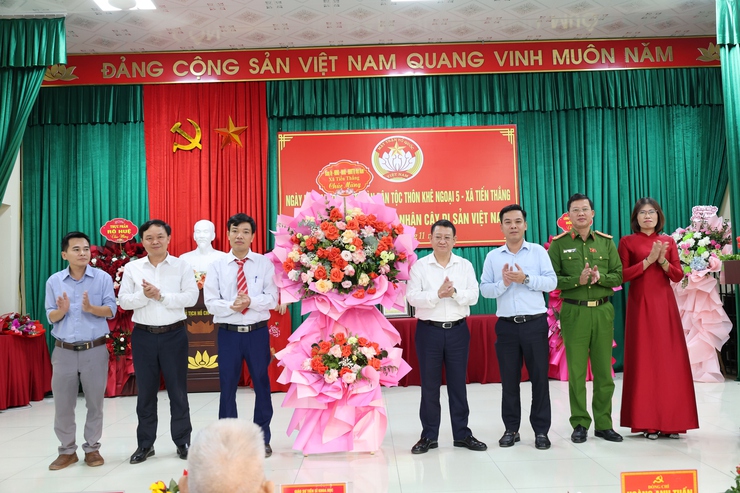 Các đồng chí lãnh đạo xã chung vui Ngày hội Đại đoàn kết toàn dân tộc tại các khu dân cư- Ảnh 1.