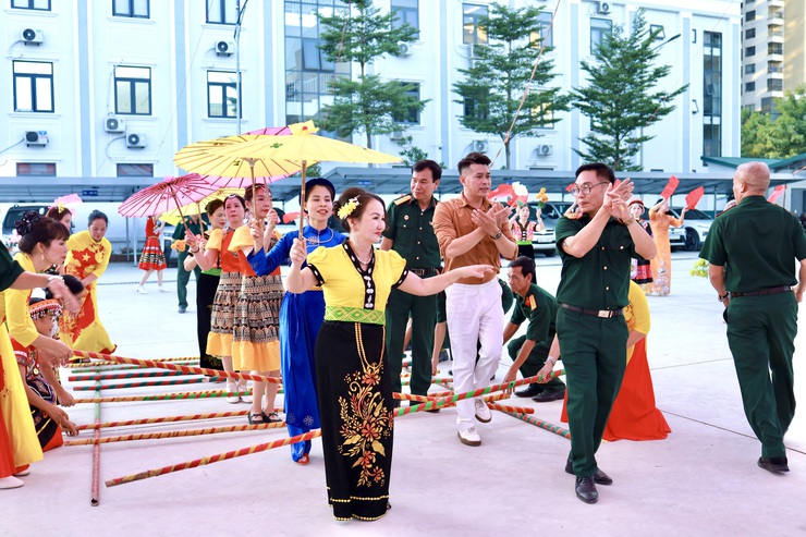 Phát huy truyền thống đoàn kết, xây dựng phường Xuân Đỉnh văn minh, giàu đẹp- Ảnh 6.