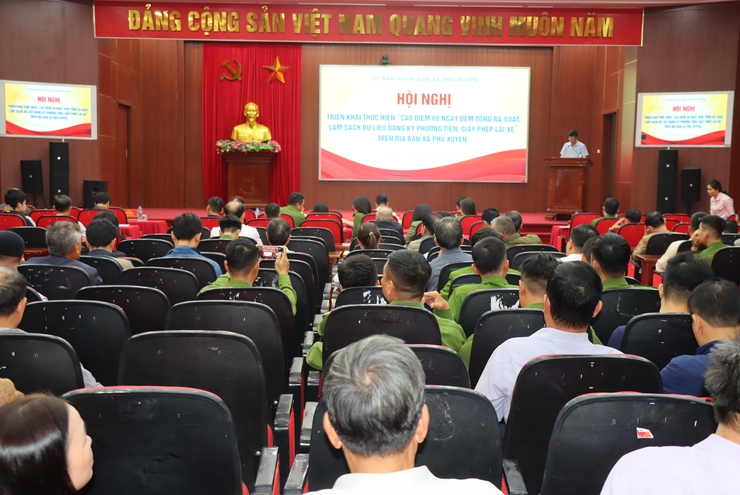 Hội nghị triển khai thực hiện Cao điểm 60 ngày đêm tổng rà soát, làm sạch dữ liệu đăng ký phương tiện, giấy phép lái xe trên địa bàn xã Phú Xuyên.- Ảnh 1.