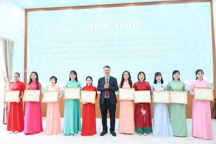 Mê Linh: trao giải Hội thi Ứng dụng trí tuệ Nhân tạo AI trong giảng dạy và thực hiện chuyên môn; Cấp chứng chỉ kỹ năng số cơ bản cho cán bộ- Ảnh 1.