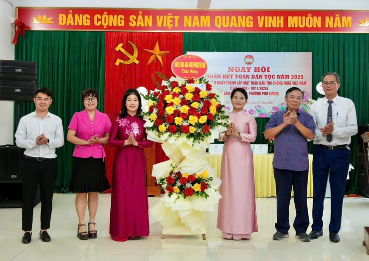 Các đồng chí lãnh đạo Đảng ủy - HĐND - UBND - UB MTTQ VN phường Phú Lương chung vui ngày hội Đại đoàn kết toàn dân tộc tại các Tổ dân phố, khu dân cư - Ảnh 2.
