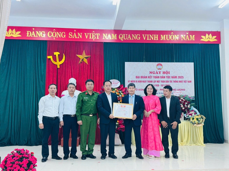 Các đồng chí lãnh đạo Đảng ủy - HĐND - UBND - UB MTTQ VN phường Phú Lương chung vui ngày hội Đại đoàn kết toàn dân tộc tại các Tổ dân phố, khu dân cư - Ảnh 3.