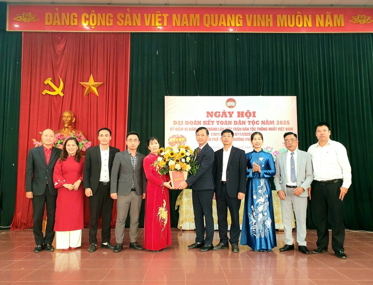 Các đồng chí lãnh đạo Đảng ủy - HĐND - UBND - UB MTTQ VN phường Phú Lương chung vui ngày hội Đại đoàn kết toàn dân tộc tại các Tổ dân phố, khu dân cư - Ảnh 1.