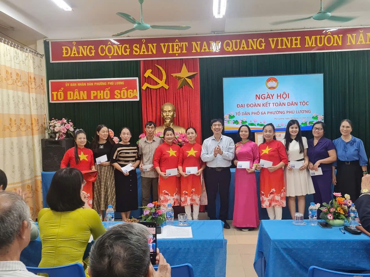 Các đồng chí lãnh đạo Đảng ủy - HĐND - UBND - UB MTTQ VN phường Phú Lương chung vui ngày hội Đại đoàn kết toàn dân tộc tại các Tổ dân phố, khu dân cư - Ảnh 4.