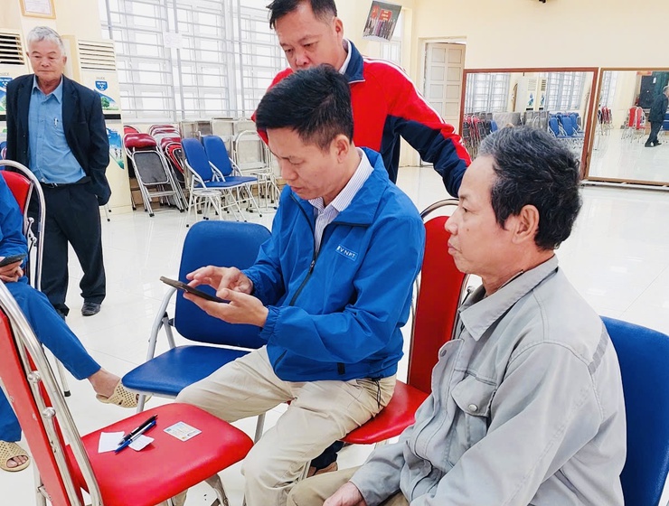 XÃ HÒA XÁ TRIỂN KHAI CÀI ĐẶT CHỮ KÝ SỐ CHO NHÂN DÂN, HƠN 250 NGƯỜI ĐƯỢC HỖ TRỢ TRONG 2 NGÀY- Ảnh 1.