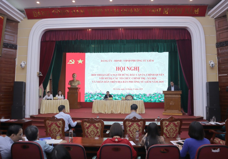 Hội nghị đối thoại giữa người đứng đầu cấp ủy, chính quyền với MTTQ, các tổ chức chính trị - xã hội và Nhân dân trên địa bàn phường năm 2025.- Ảnh 1.