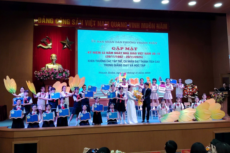 Phường Thanh Xuân gặp mặt kỷ niệm 43 năm Ngày Nhà giáo Việt Nam 20/11 (20/11/1982 - 20/11/2025)- Ảnh 15.