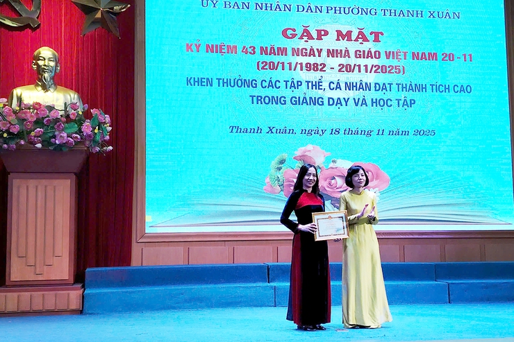 Phường Thanh Xuân gặp mặt kỷ niệm 43 năm Ngày Nhà giáo Việt Nam 20/11 (20/11/1982 - 20/11/2025)- Ảnh 4.