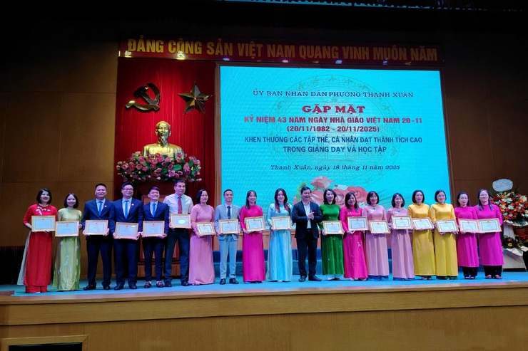Phường Thanh Xuân gặp mặt kỷ niệm 43 năm Ngày Nhà giáo Việt Nam 20/11 (20/11/1982 - 20/11/2025)- Ảnh 6.