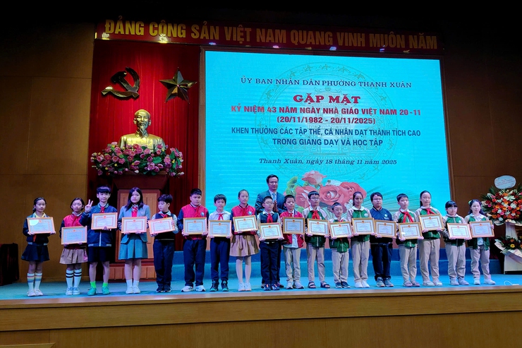 Phường Thanh Xuân gặp mặt kỷ niệm 43 năm Ngày Nhà giáo Việt Nam 20/11 (20/11/1982 - 20/11/2025)- Ảnh 7.