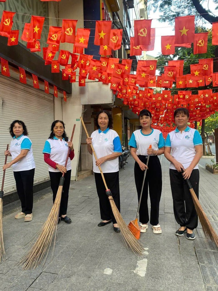 Hội LHPN Phường Ô Chợ Dừa ra quân vệ sinh môi trường- Ảnh 9.