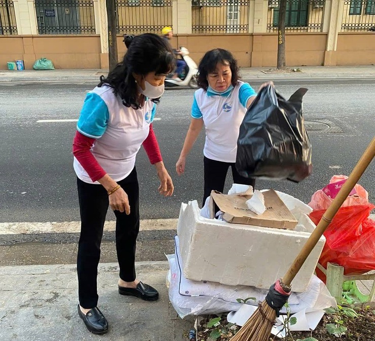 Hội LHPN Phường Ô Chợ Dừa ra quân vệ sinh môi trường- Ảnh 1.