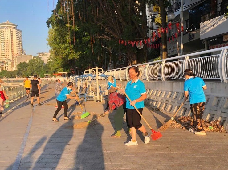 Hội LHPN Phường Ô Chợ Dừa ra quân vệ sinh môi trường- Ảnh 4.