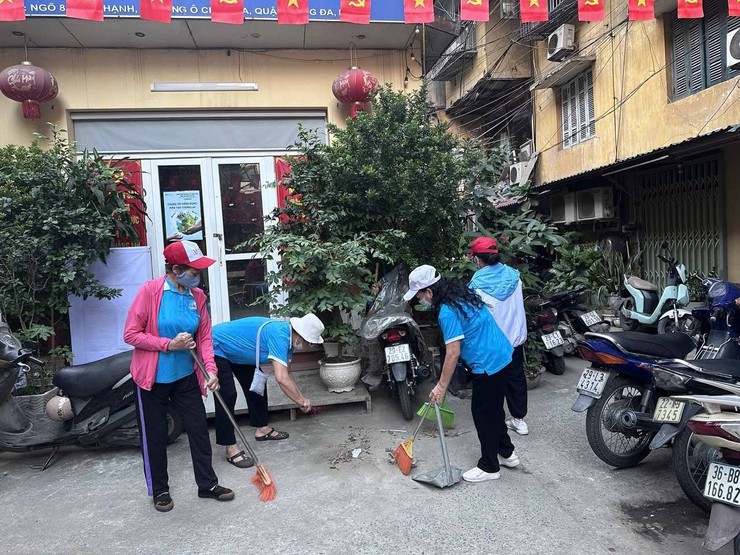 Hội LHPN Phường Ô Chợ Dừa ra quân vệ sinh môi trường- Ảnh 5.
