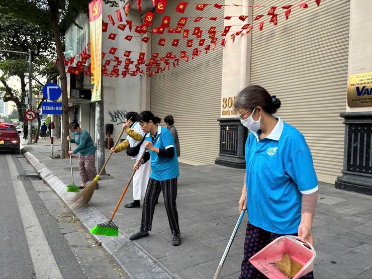 Hội LHPN Phường Ô Chợ Dừa ra quân vệ sinh môi trường- Ảnh 6.