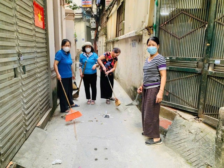 Hội LHPN Phường Ô Chợ Dừa ra quân vệ sinh môi trường- Ảnh 7.