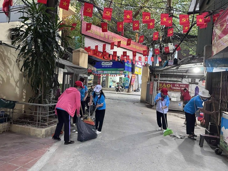 Hội LHPN Phường Ô Chợ Dừa ra quân vệ sinh môi trường- Ảnh 8.