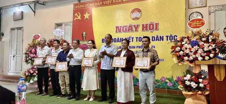 TƯNG BỪNG, RỘN RÀNG NGÀY HỘI ĐẠI ĐOÀN KẾT TOÀN DÂN TỘC NĂM 2025 TRÊN ĐỊA BÀN PHƯỜNG LĨNH NAM- Ảnh 1.