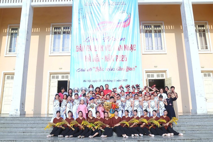 Phường Hai Bà Trưng đoạt giải tham gia liên hoan Dân ca - Dân vũ - Dân nhạc Hà Nội 2025 với chủ đề "sắc màu dân gian".- Ảnh 5.