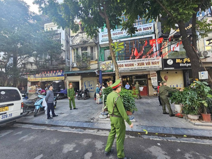 PHƯỜNG CỬA NAM: RA QUÂN CAO ĐIỂM XỬ LÝ VI PHẠM TRẬT TỰ ĐÔ THỊ – AN TOÀN GIAO THÔNG – VỆ SINH MÔI TRƯỜNG NĂM 2025**- Ảnh 6.