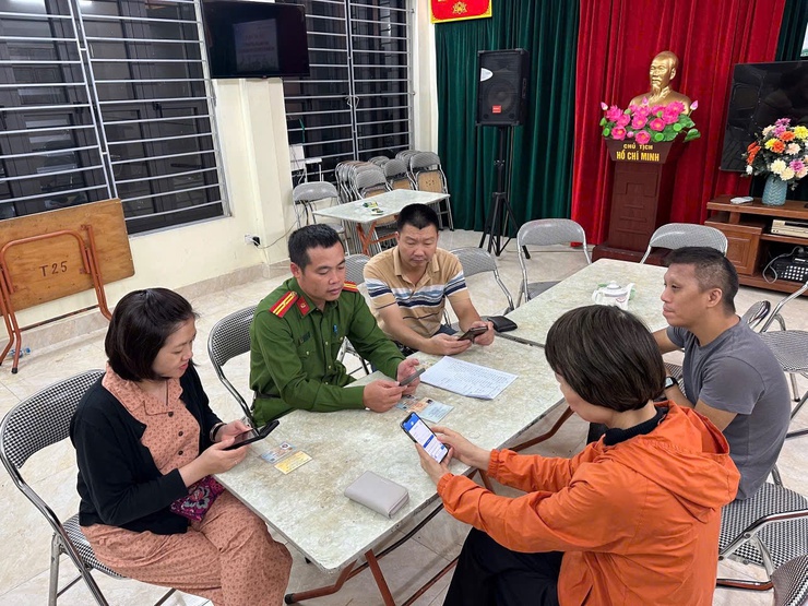 Công an phường Nghĩa Đô triển khai "Cao điểm 60 ngày đêm làm sạch dữ liệu" Hỗ trợ người dân xác thực Giấy phép lái xe, đăng ký xe trên iHanoi- Ảnh 1.