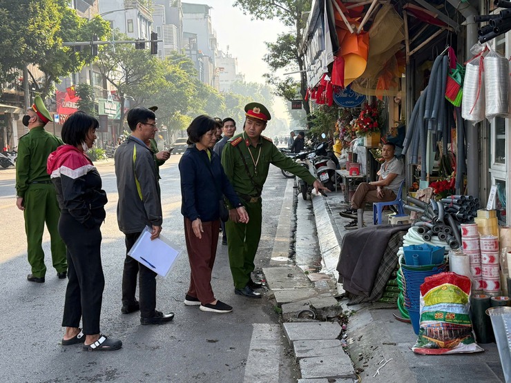 PHƯỜNG CỬA NAM: RA QUÂN CAO ĐIỂM XỬ LÝ VI PHẠM TRẬT TỰ ĐÔ THỊ – AN TOÀN GIAO THÔNG – VỆ SINH MÔI TRƯỜNG NĂM 2025**- Ảnh 9.