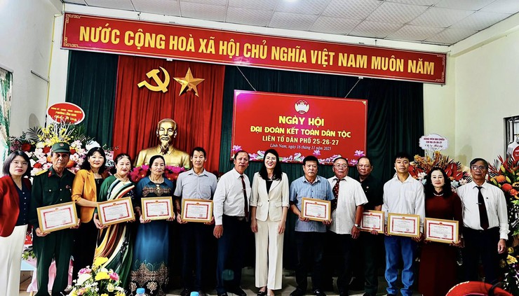 TƯNG BỪNG, RỘN RÀNG NGÀY HỘI ĐẠI ĐOÀN KẾT TOÀN DÂN TỘC NĂM 2025 TRÊN ĐỊA BÀN PHƯỜNG LĨNH NAM- Ảnh 6.