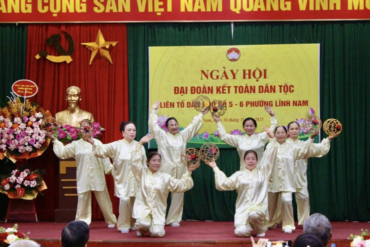 TƯNG BỪNG, RỘN RÀNG NGÀY HỘI ĐẠI ĐOÀN KẾT TOÀN DÂN TỘC NĂM 2025 TRÊN ĐỊA BÀN PHƯỜNG LĨNH NAM- Ảnh 7.