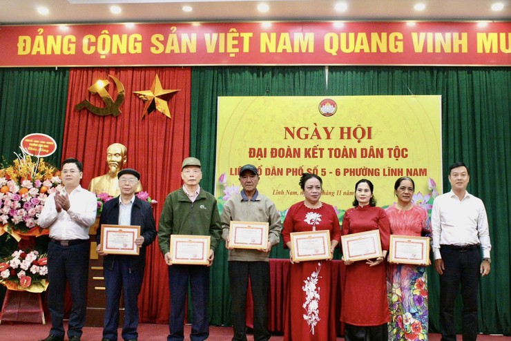 TƯNG BỪNG, RỘN RÀNG NGÀY HỘI ĐẠI ĐOÀN KẾT TOÀN DÂN TỘC NĂM 2025 TRÊN ĐỊA BÀN PHƯỜNG LĨNH NAM- Ảnh 9.