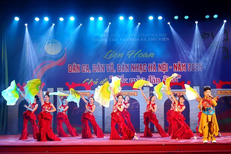 Phường Hai Bà Trưng đoạt giải tham gia liên hoan Dân ca - Dân vũ - Dân nhạc Hà Nội 2025 với chủ đề "sắc màu dân gian".- Ảnh 4.