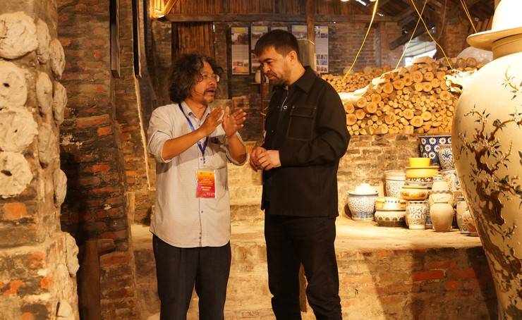 Đoàn nghệ nhân Quốc tế thăm quan làng nghề Bát Tràng trong khuôn khổ Tuần văn hóa du lịch - thương mại làng nghề Bát Tràng năm 2025- Ảnh 5.