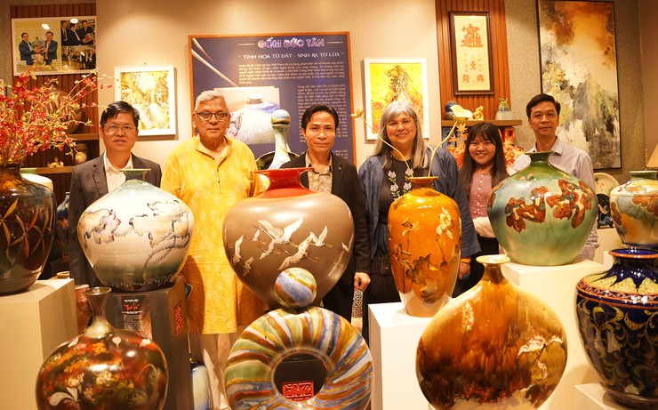 Đoàn nghệ nhân Quốc tế thăm quan làng nghề Bát Tràng trong khuôn khổ Tuần văn hóa du lịch - thương mại làng nghề Bát Tràng năm 2025- Ảnh 1.