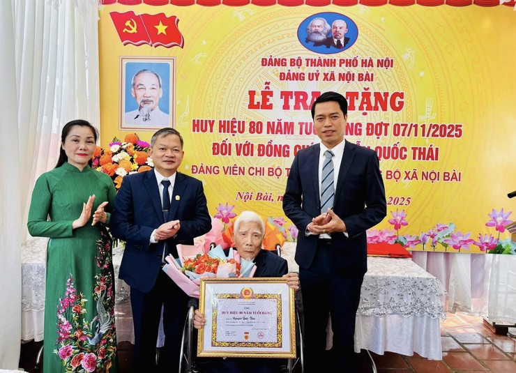 Đảng bộ xã Nội Bài có đảng viên đầu tiên nhận Huy hiệu 80 năm tuổi Đảng- Ảnh 1.