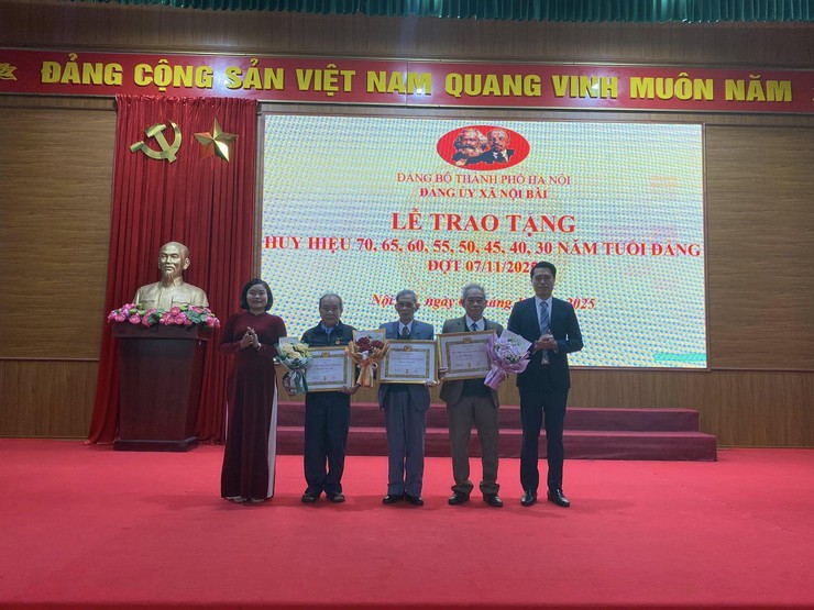 Đảng bộ xã Nội Bài có đảng viên đầu tiên nhận Huy hiệu 80 năm tuổi Đảng- Ảnh 2.