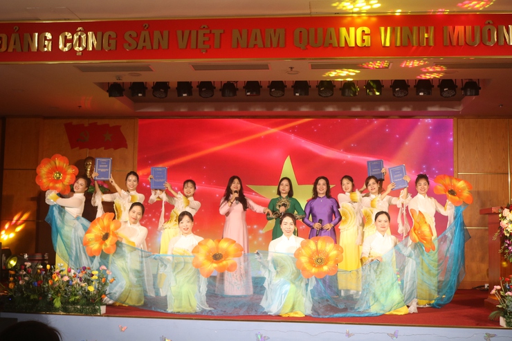 Phường Tây Mỗ kỷ niệm 43 năm ngày Nhà giáo Việt Nam (20/11/1982 - 20/11/2025), tuyên dương các điển hình tiên tiến, nhà giáo tiêu biểu phường Tây Mỗ năm học 2025 - 2026- Ảnh 2.