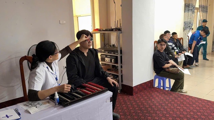 Phường Việt Hưng hoàn thành công tác khám sơ tuyển nghĩa vụ quân sự, nghĩa vụ công an nhân dân năm 2025
- Ảnh 4.