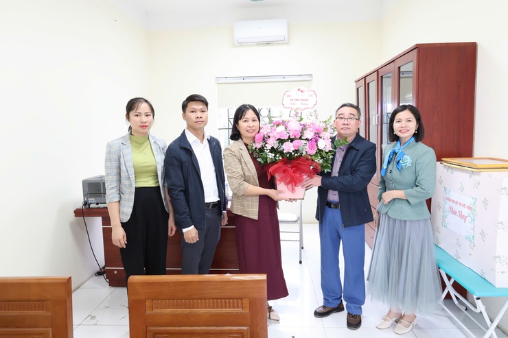 Đồng chí chủ tịch UBND xã Nguyễn Minh Hải thăm, chúc mừng các đơn vị giáo dục nhân ngày Nhà giáo Việt Nam 20/11- Ảnh 1.