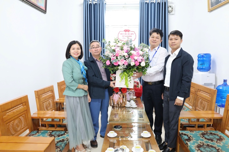 Đồng chí chủ tịch UBND xã Nguyễn Minh Hải thăm, chúc mừng các đơn vị giáo dục nhân ngày Nhà giáo Việt Nam 20/11- Ảnh 3.