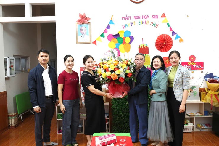 Đồng chí chủ tịch UBND xã Nguyễn Minh Hải thăm, chúc mừng các đơn vị giáo dục nhân ngày Nhà giáo Việt Nam 20/11- Ảnh 4.