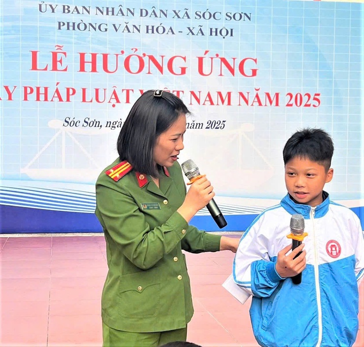 TRÊN 1.600 GIÁO VIÊN VÀ HỌC SINH TRƯỜNG THCS MAI ĐÌNH ĐƯỢC TUYÊN TRUYỀN KIẾN THỨC PHÁP LUẬT AN TOÀN GIAO THÔNG VÀ PHÒNG CHỐNG BẠO LỰC HỌC ĐƯỜNG- Ảnh 1.