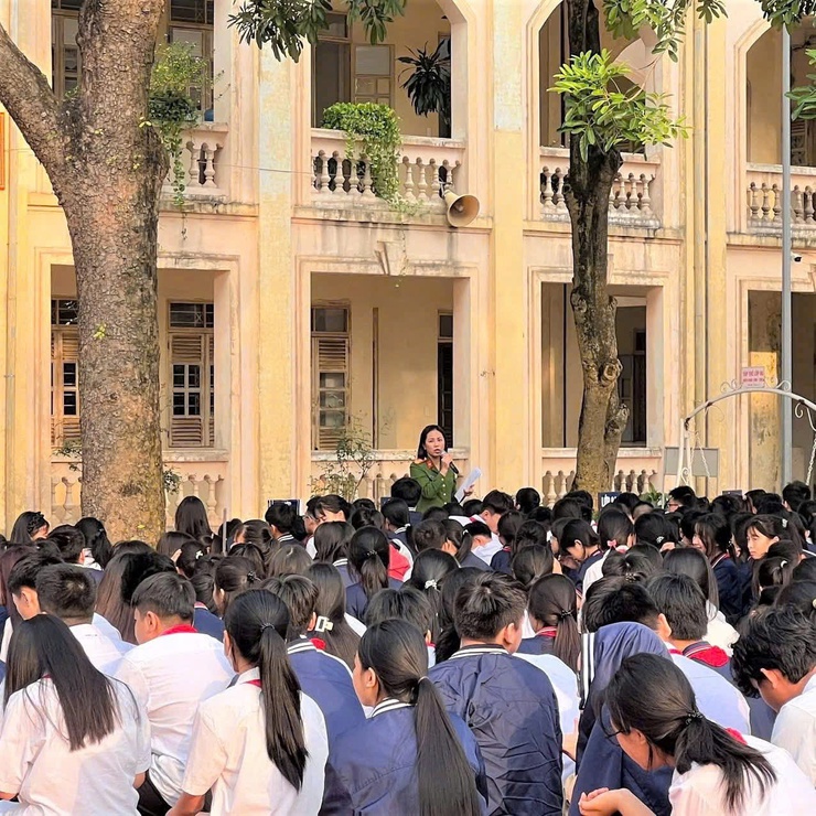 TRÊN 1.600 GIÁO VIÊN VÀ HỌC SINH TRƯỜNG THCS MAI ĐÌNH ĐƯỢC TUYÊN TRUYỀN KIẾN THỨC PHÁP LUẬT AN TOÀN GIAO THÔNG VÀ PHÒNG CHỐNG BẠO LỰC HỌC ĐƯỜNG- Ảnh 2.