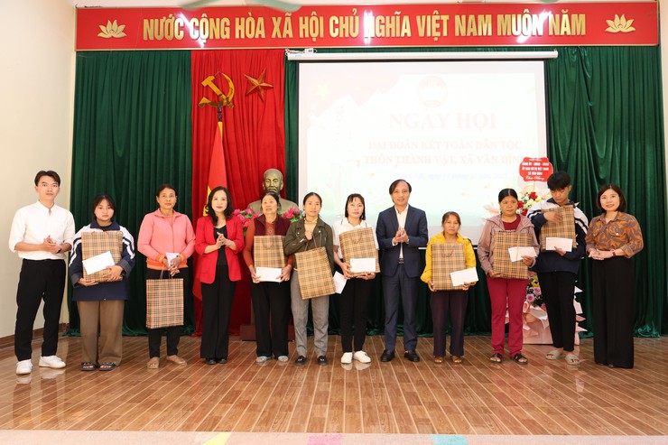 MTTQ xã Vân Đình - Dấu ấn từ những công trình và hoạt động nghĩa tình đại đoàn kết.- Ảnh 7.