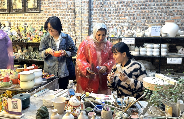 Đoàn nghệ nhân Quốc tế thăm quan làng nghề Bát Tràng trong khuôn khổ Tuần văn hóa du lịch - thương mại làng nghề Bát Tràng năm 2025- Ảnh 6.