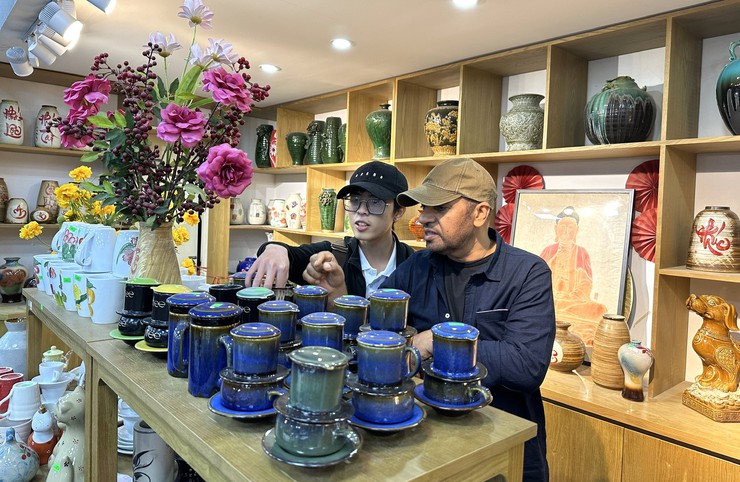 Đoàn nghệ nhân Quốc tế thăm quan làng nghề Bát Tràng trong khuôn khổ Tuần văn hóa du lịch - thương mại làng nghề Bát Tràng năm 2025- Ảnh 7.