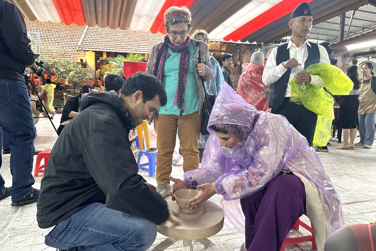 Đoàn nghệ nhân Quốc tế thăm quan làng nghề Bát Tràng trong khuôn khổ Tuần văn hóa du lịch - thương mại làng nghề Bát Tràng năm 2025- Ảnh 2.