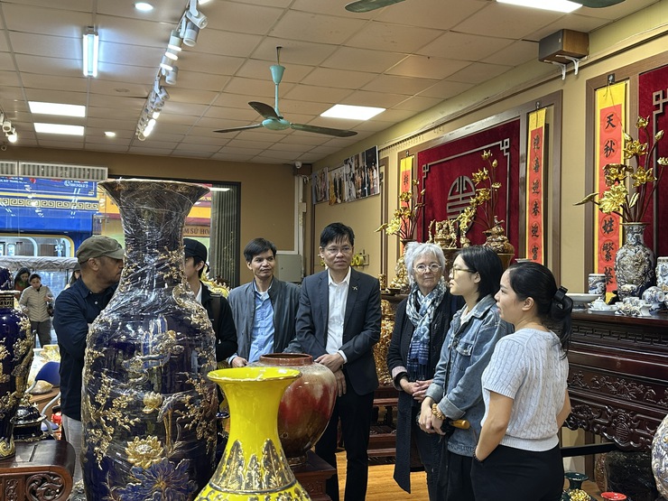 Đoàn nghệ nhân Quốc tế thăm quan làng nghề Bát Tràng trong khuôn khổ Tuần văn hóa du lịch - thương mại làng nghề Bát Tràng năm 2025- Ảnh 3.